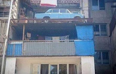 Mobil Ini Selama 27 Tahun Terparkir di Atas Rumah, Kok Bisa? 