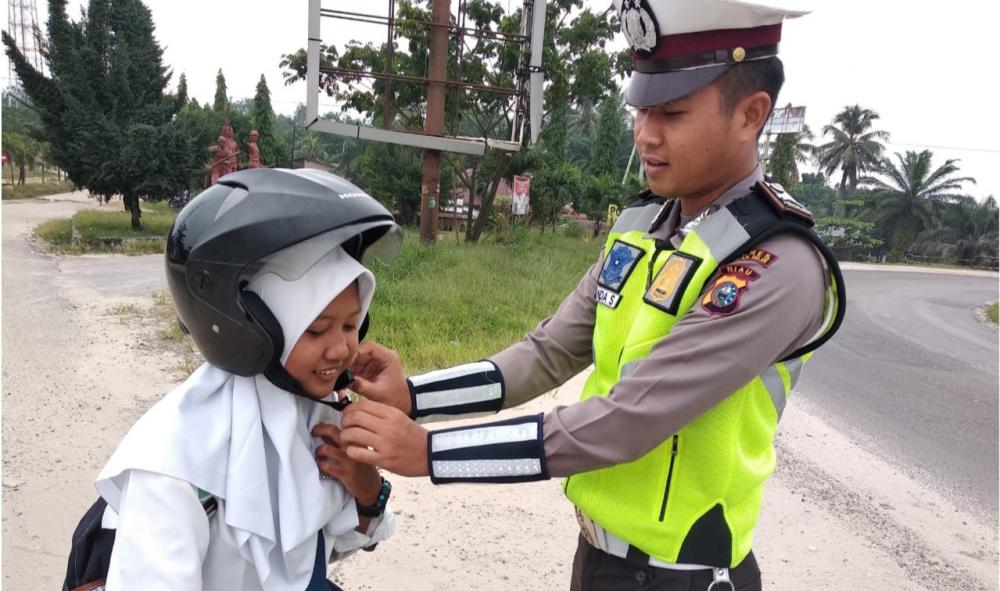 Satlantas Polres Rohil Akan Tindak Tegas Bagi Pengendara Sepeda Motor yang Tidak Menggunakan Helm 