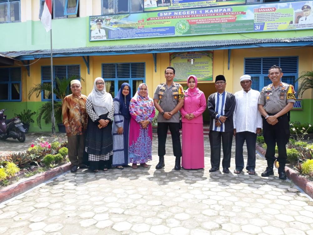 Kapolres Kampar Beri Bantuan Rehab Mushalla SMP Negeri 1 Air Tiris