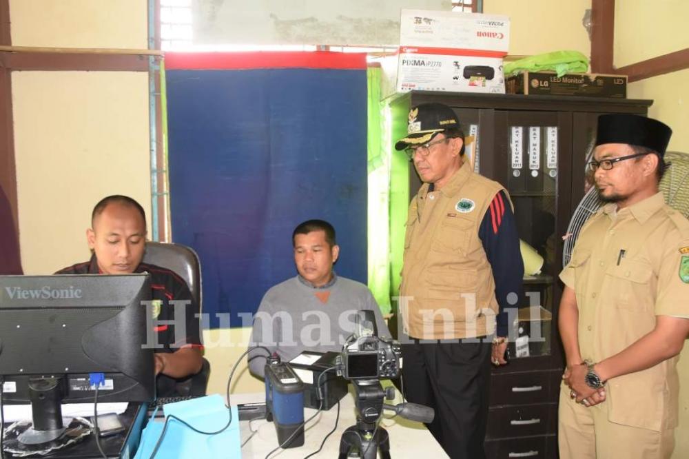BUPATI INTRUKSIKAN DINAS DUKCAPIL 'JEMPUT BOLA'DALAM PEREKAMAN E-KTP. 