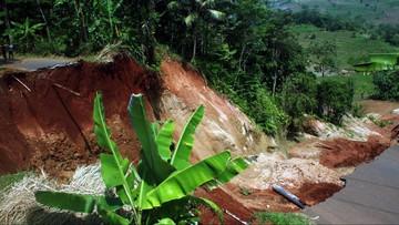 Jalan Raya Gubeng Surabaya Amblas 8 Meter, Tak Ada Korban