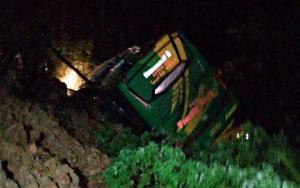 Tiga unit mobil terseret material longsor di Sitinjau Lauik