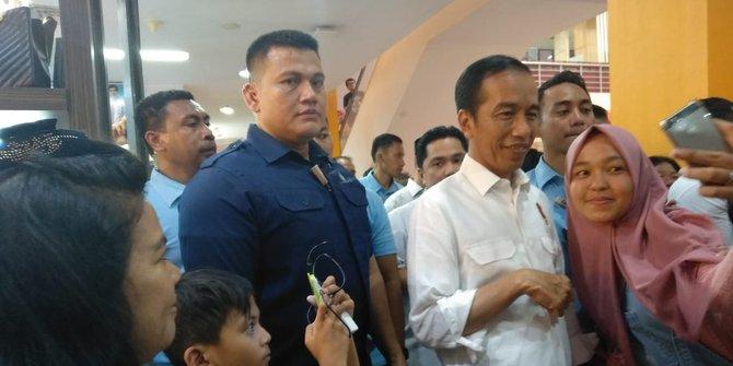 Kehadiran Jokowi Di Puasat Perbelanjaan Sontak Heboh,Pengunjung Berebut Untuk Berfoto