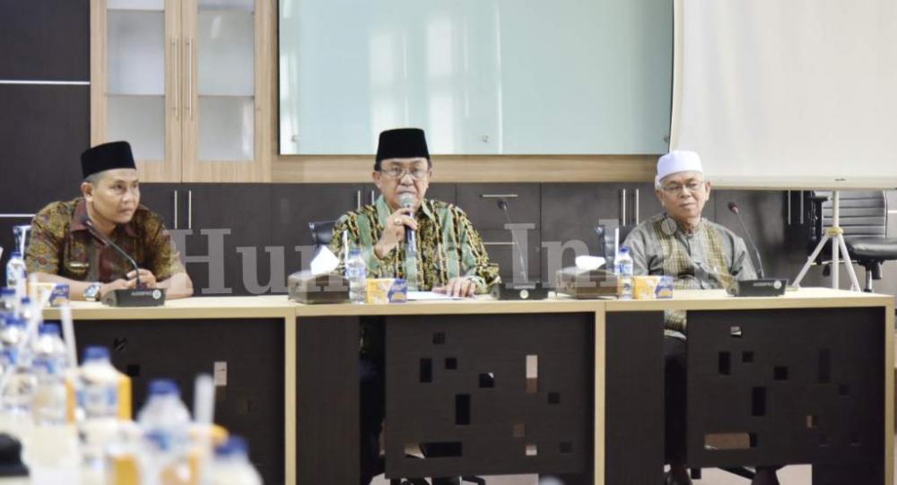 BUPATI HM. WARDAN SERAHKAN BONUS KEPADA QORI-QORIAH JUARA MTQ KE-XXXVII PROVINSI RIAU.