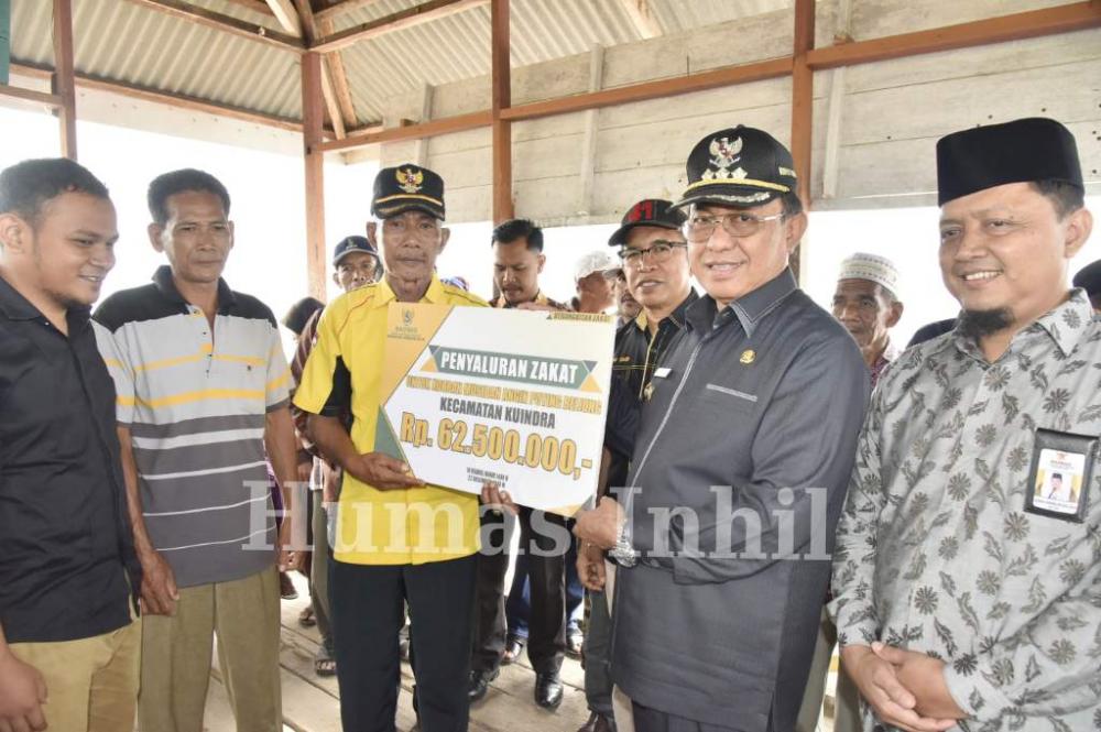 BUPATI HM. WARDAN SERAHKAN BANTUAN MUSIBAH ANGIN PUTING BELIUNG DI KECAMATAN KUINDRA. 