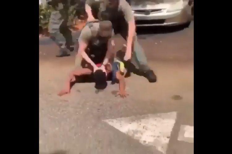 Seorang Polisi di Florida,AS Video Beredar Memukul dan Menghamtam Kepala Remaja, di Pecat