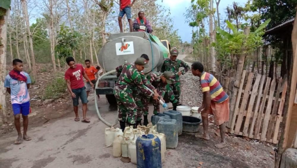 Sulit Mendapatkan Air di Perbatasan, Satgas Pamtas RI-RDTL Yonif 132 BS , Bagikan Air Gratis Untuk Masyarakat .