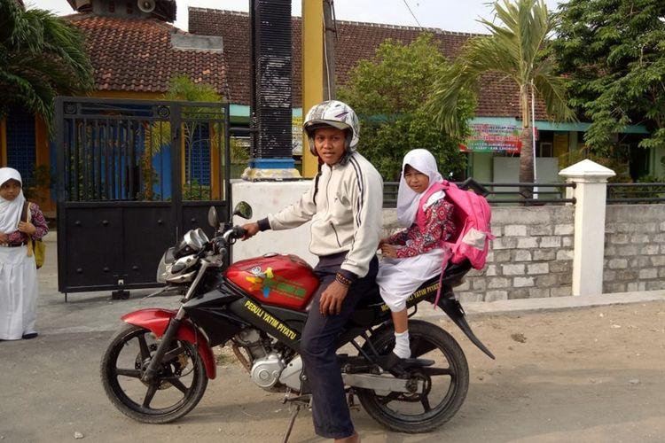 Anggota Satuan Lalu Lintas Polres Lamongan Aipda Purnomo Rela Uang Tunjangan Jabatan Untuk(OGUS)Ojek Gratis dan Uang saku Bagi Siswa Yatim Piatu