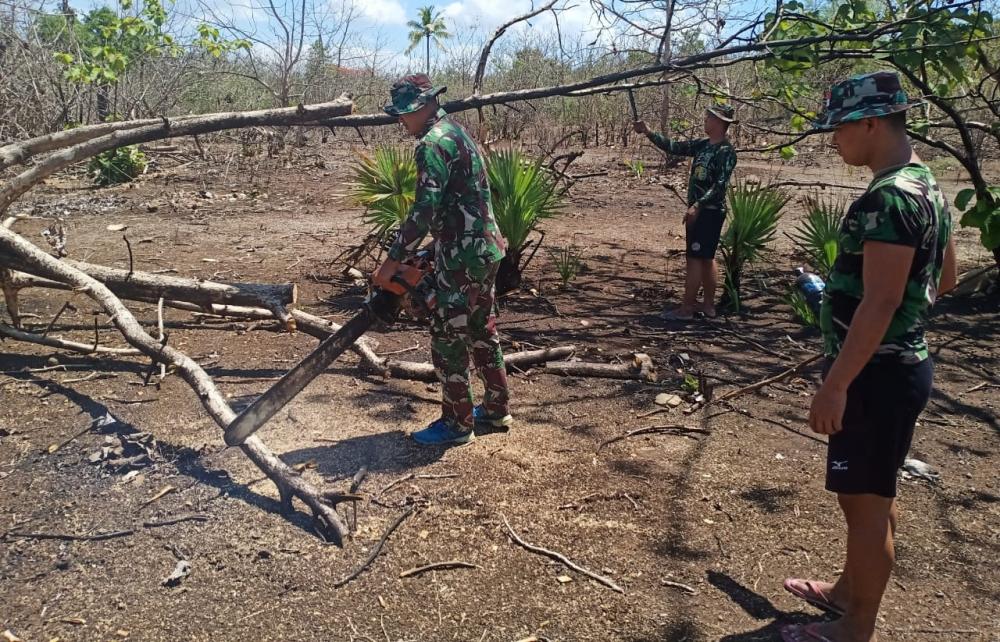 Satgas Pamtas RI-RDTL Yonif 132/BS, Bantu Warga Cari Kayu Bakar 
