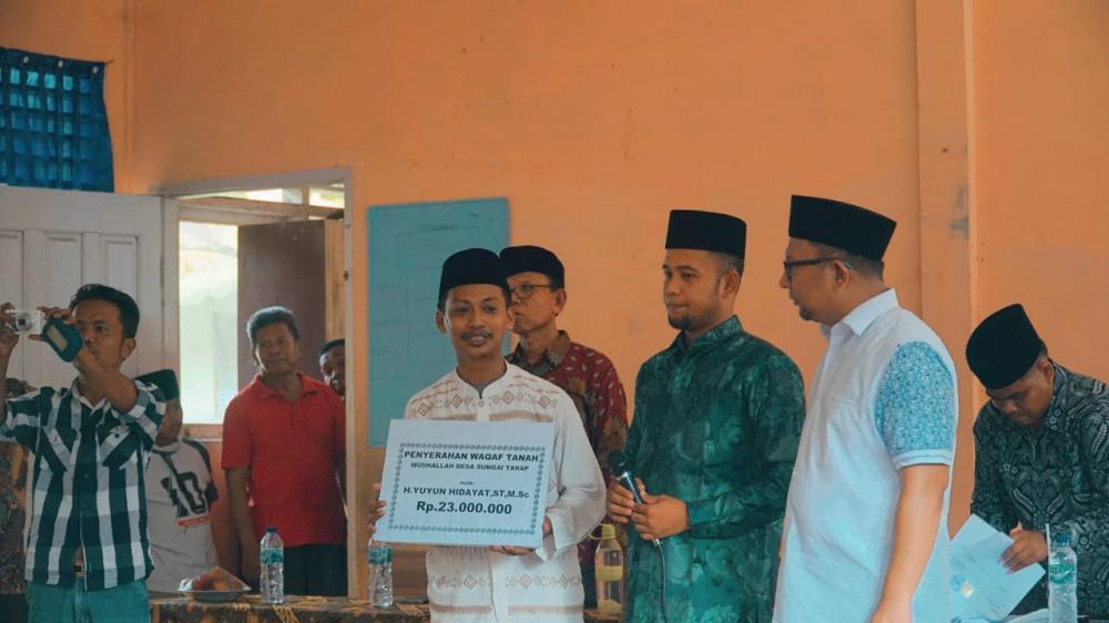 Yuyun Hidayat Serahkan Wakaf Tanah Untuk TPA Desa Sungai Tarap