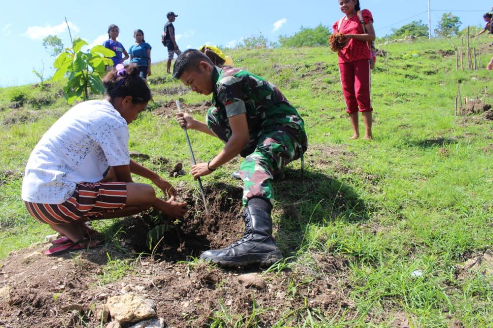 Peduli Dengan Alam, Satgas Pamtas RI-RDTL Yonif 132/BS, Ajak Generasi Muda Cintai Alam dan Lingkungan Dengan Menanam Pohon di Perbatasan .