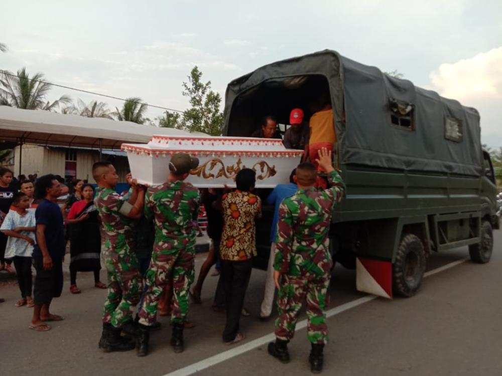 Kepedulian TNI di Perbatasan, Satgas Pamtas RI-RDTL Yonif 132/BS, Bantu Prosesi Pemakaman Warga Desa Ban Uru .