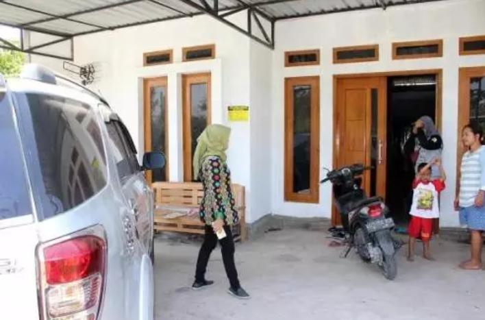 "Ditempeli Stiker Keluarga Miskin"Rumah kokoh Mobil Terparkir Dihalaman 