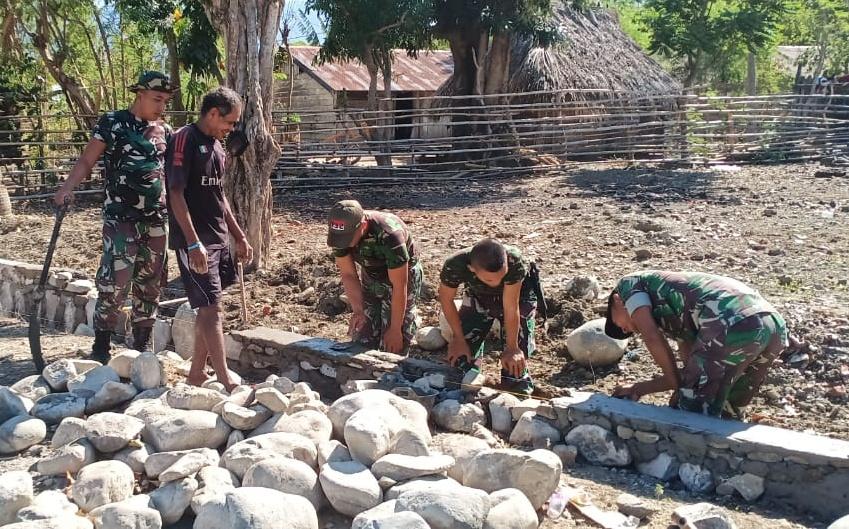 Pengabdian Tanpa Batas, Satgas Pamtas RI-RDTL Yonif 132/BS, Bersama Masyarakat Bangun Saluran Irigasi di Desa Netamnanu .