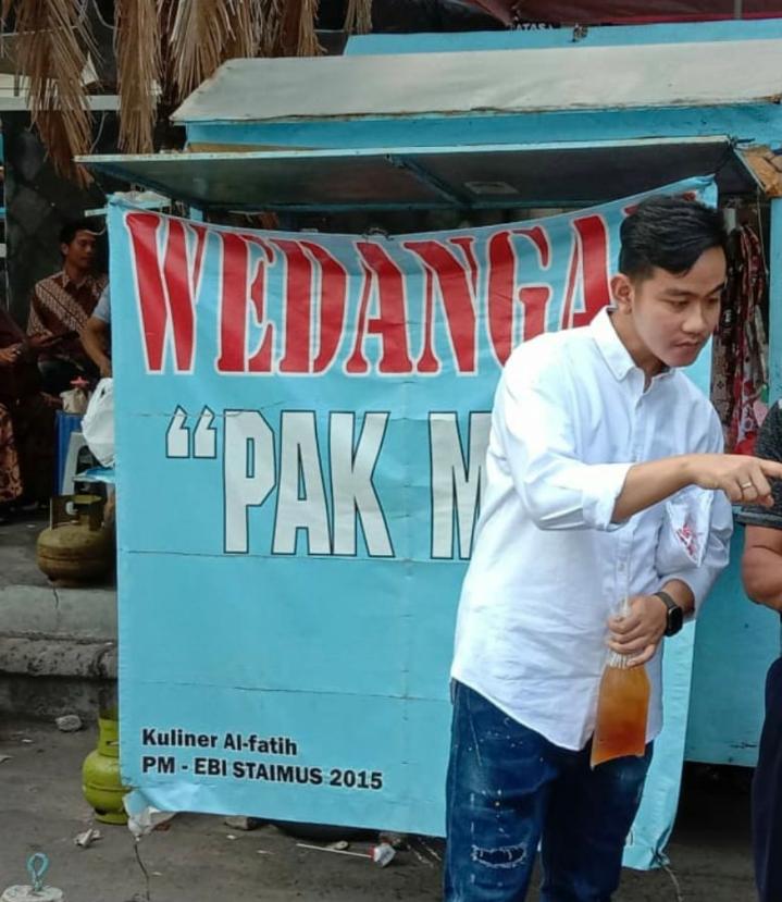 Heboh!! Dunia Maya Khususnya twitter, Tindakan Anak Presiden Joko Widodo,Gibran Rakabuming Raka Beli Es Teh Dipedagang Kaki Lima(PKL)