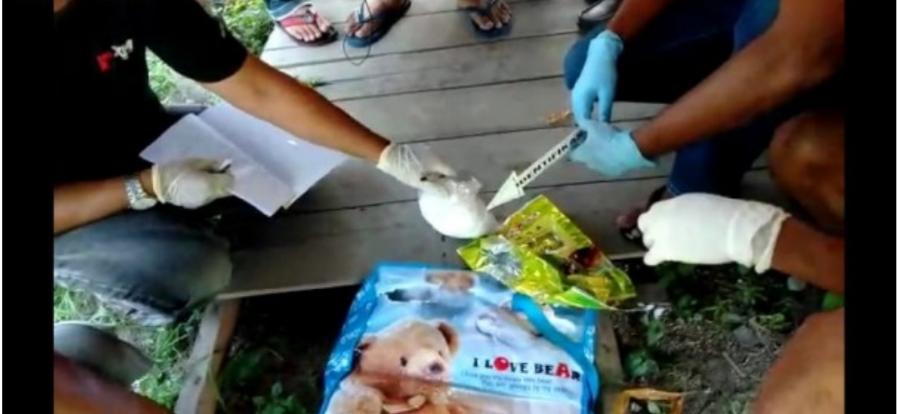 Direktorat Reserse Narkoba (Ditresnarkoba) Polda Riau menangkap dua kurir narkoba jaringan internasional di pelintung, Dumai.