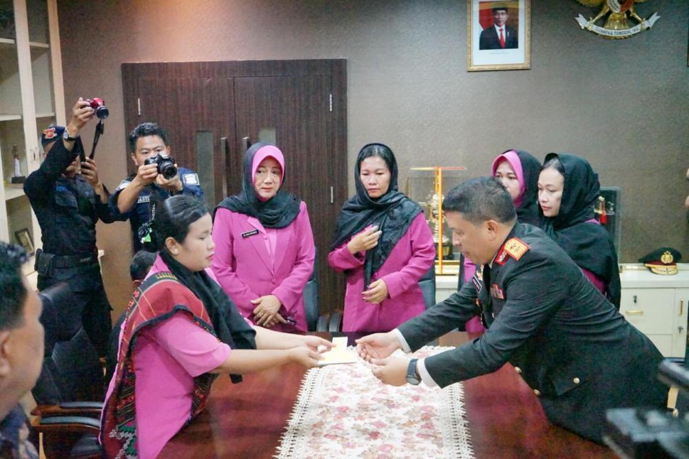 Kapolda Riau Irjen Pol, Agung Menyerahkan Satu Unit Rumah Sebagai "Tali Asih" Korps Bhayangkara Kepada Istri Almarhum