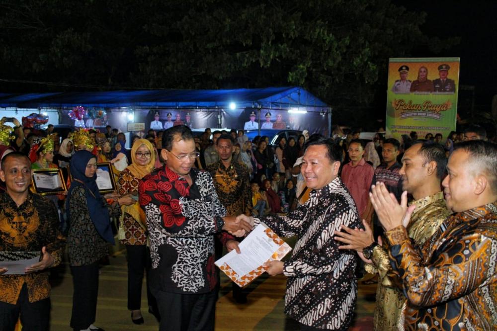 Ka Kanwil BPN Riau dan Bupati Serahkan Sertifikat Tanah ke Warga