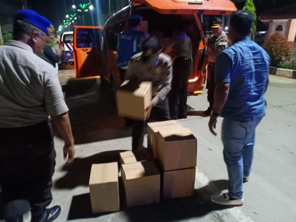 Polres Inhil Amankan Miras Jenis Anggur Merah Dari Mobil Travel 