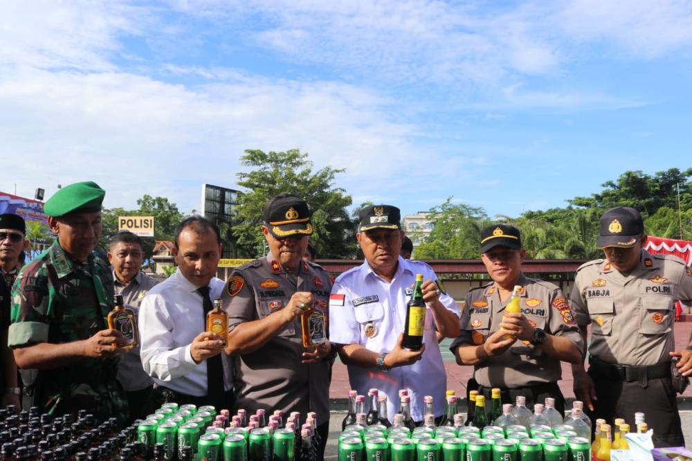 Polres Inhil Musnakan 469 Botol Miras dan 2175 Liter Tuak