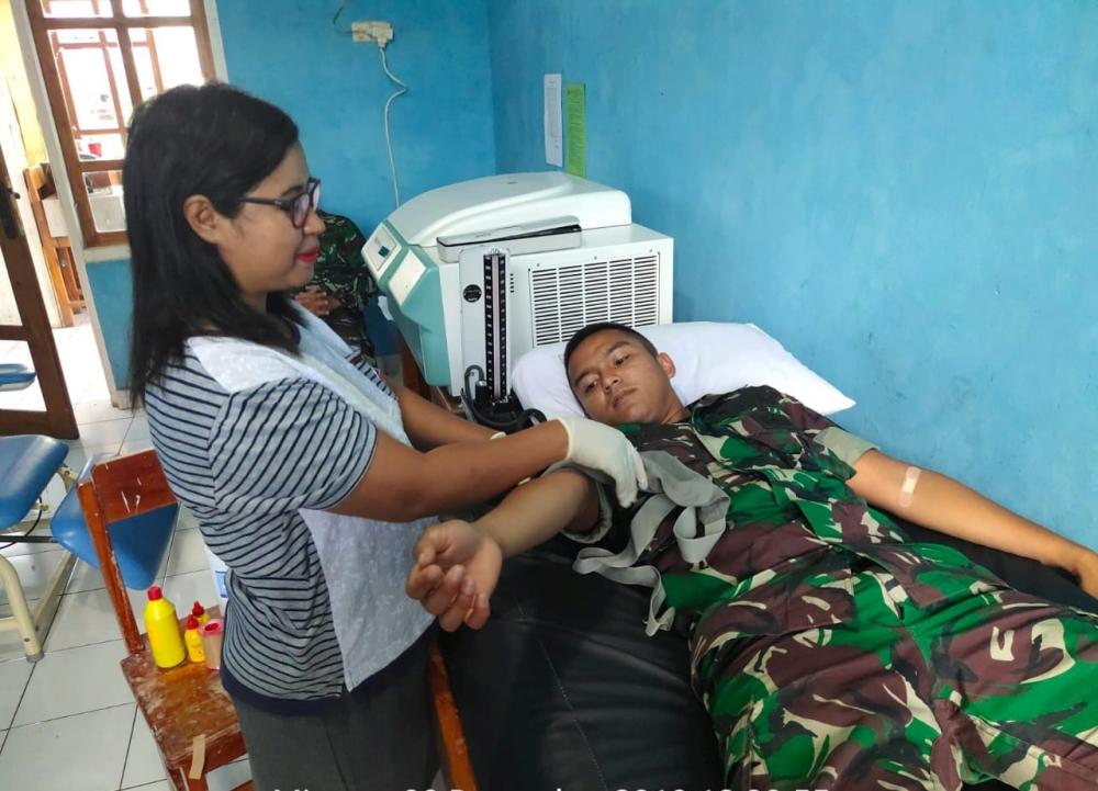 Peduli Kepada Masyarakat, Satgas Pamtas RI-RDTL Yonif 132/BS, Donorkan Darah Kepada Anak Penderita Anemia di Perbatasan .