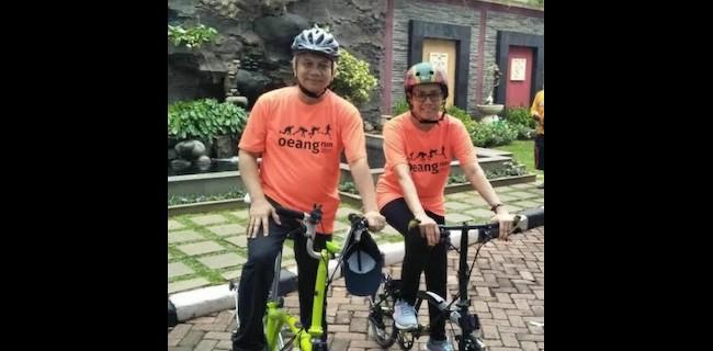 Beredar Foto Sri Mulyani Dengan Suami Pakai Sepeda Lipat Mini Brompton