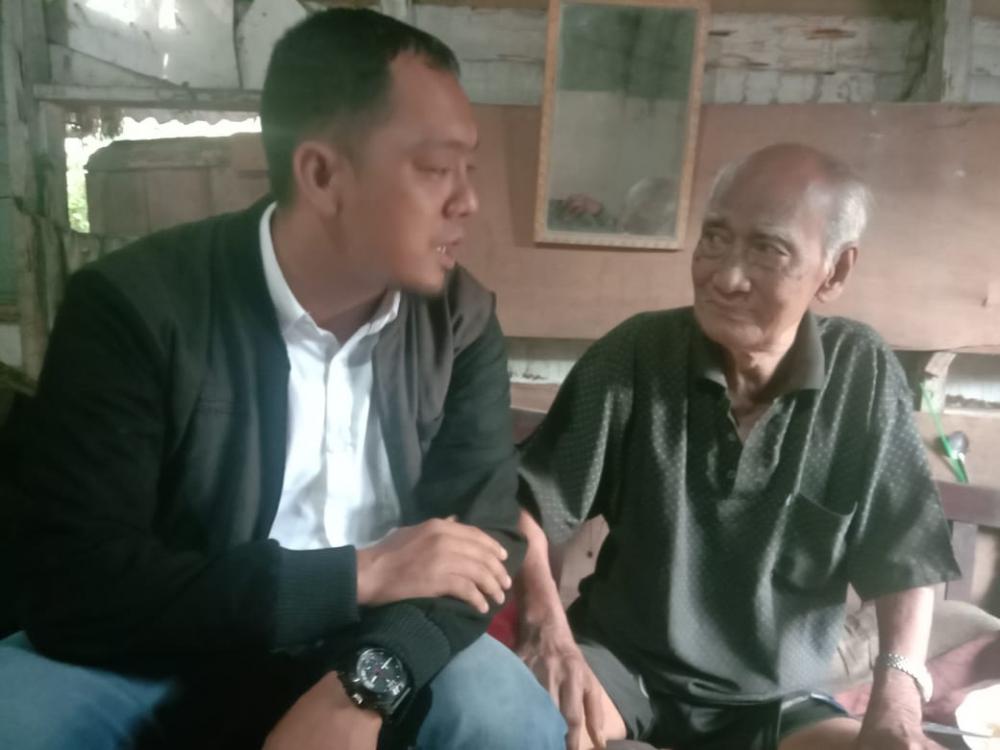 Kakek Alkamah(74) Tinggal Digubuk Sendirian,Dikunjungi IWO Inhil