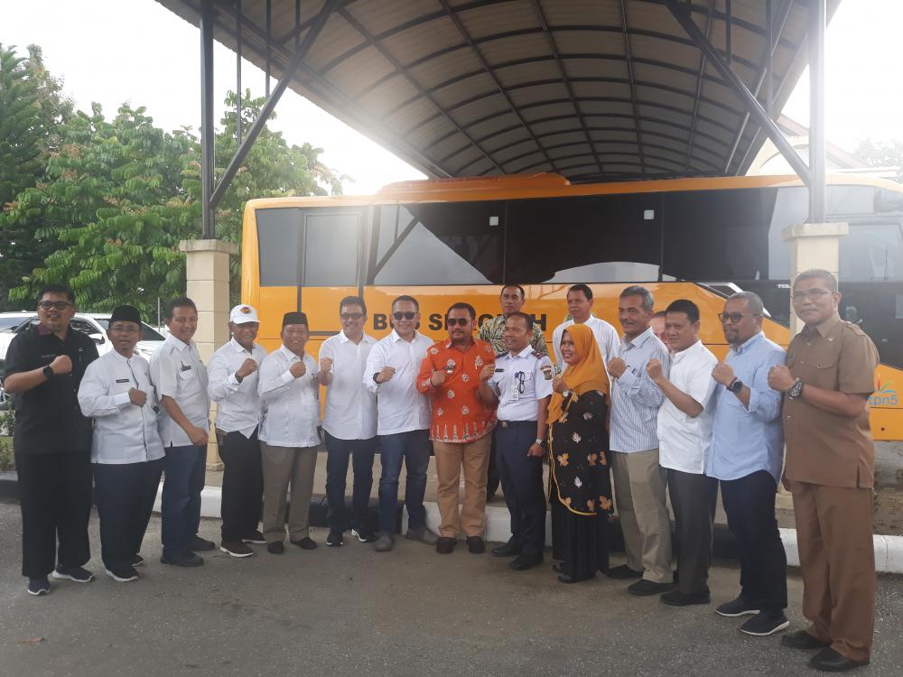 Bupati Kampar terima Bantuan  Berupa Bus Sekolah dari Direktur PTPN V 