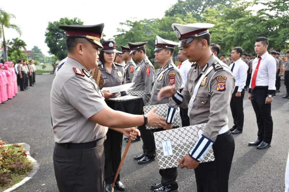 Upacara Kenaikan Pangkat Periode 1 Januari 2020 dan Pemberian Penghargaan Kepada Personil Berprestasi