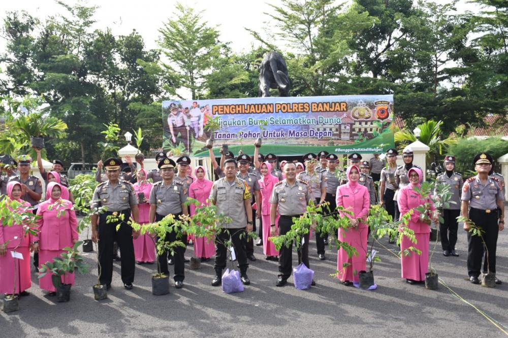 Dengan Slogan Hijaukan Bumi Selamatkan Dunia Polres Banjar Tanam Ratusan Pohon