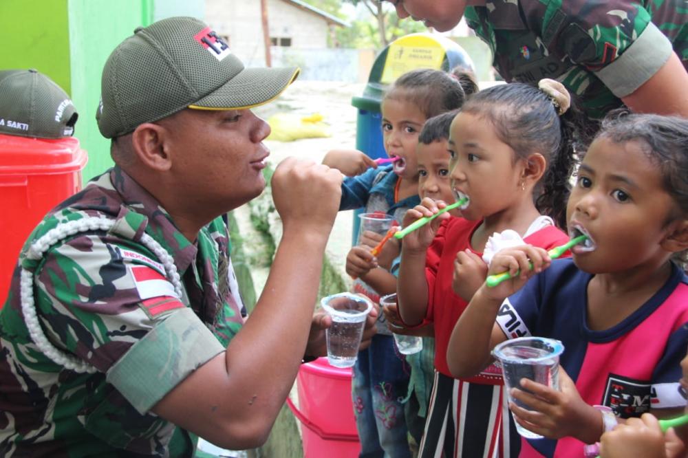 Tanamkan Hidup Sehat Sejak Dini, Satgas Pamtas RI-RDTL Yonif 132/BS, Ajarkan Cuci Tangan Dengan Sabun dan Sikat Gigi Kepada Anak-Anak Perbatasan .