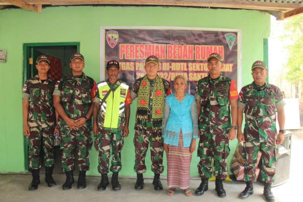 Program Bedah Rumah Ke - 2, Satgas Pamtas RI RDTL Yonif 132/BS, Resmikan Rumah Nenek Tresia Silab .