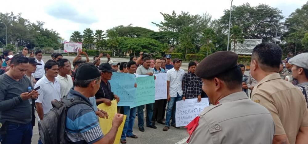 Masyrakat Sei Belah Kwindra Geruduk Kantor Bupati Inhil,MenyampaikanTuntutan Lahan Diduga di serobot PT Indogreen Jaya Abadi
