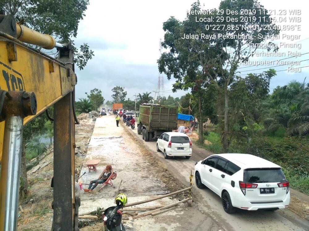 Tim Urai Macet Polres Kampar Intensifkan Patroli ke Daerah Rawan Longsor di Lintas Riau - Sumbar