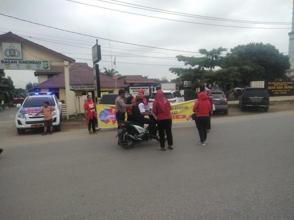 Hari AIDS Sedunia, Puskesmas Bagan Batu Bagikan Brosur dan Bunga