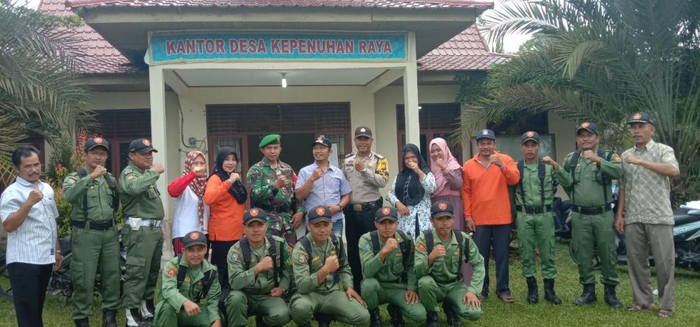 Babinsa Koramil 14/Kepenuhan Kodim 0313/Kpr Latih Kedisiplinan Linmas