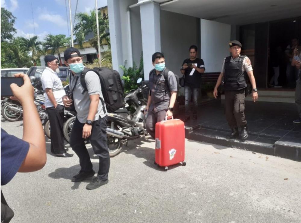 Geledah Kantor DPMPTSP Dumai, KPK bawa keluar koper dan kardus berisikan dokumen penting.
