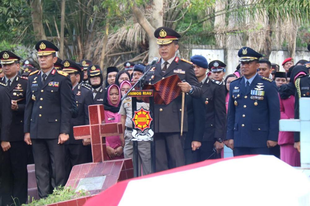 "Kapolda Riau Pimpin Upacara Pemakaman Bripka (ANM) Hendra Saut Parulian Sibarani"