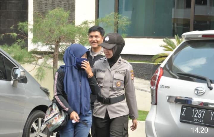 Dokkes Bawa satu pendemo yang pingsan saat Lakukan Aksi Demo buruh Banjar