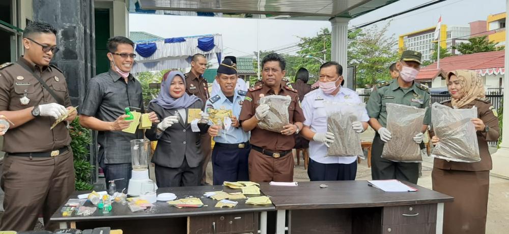 Kejaksaan Negeri Tembilahan Musnahkan Barang Bukti Shabu, Ganja, Senjata Tajam, Handphone