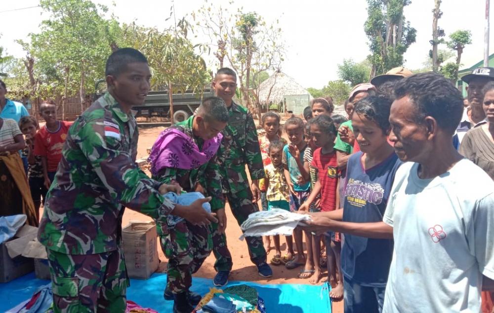 Berbagi Kasih di Perbatasan, Satgas Pamtas RI-RDTL Yonif 132/BS, Bagikan Pakaian Layak Pakai Kepada Masyarakat.
