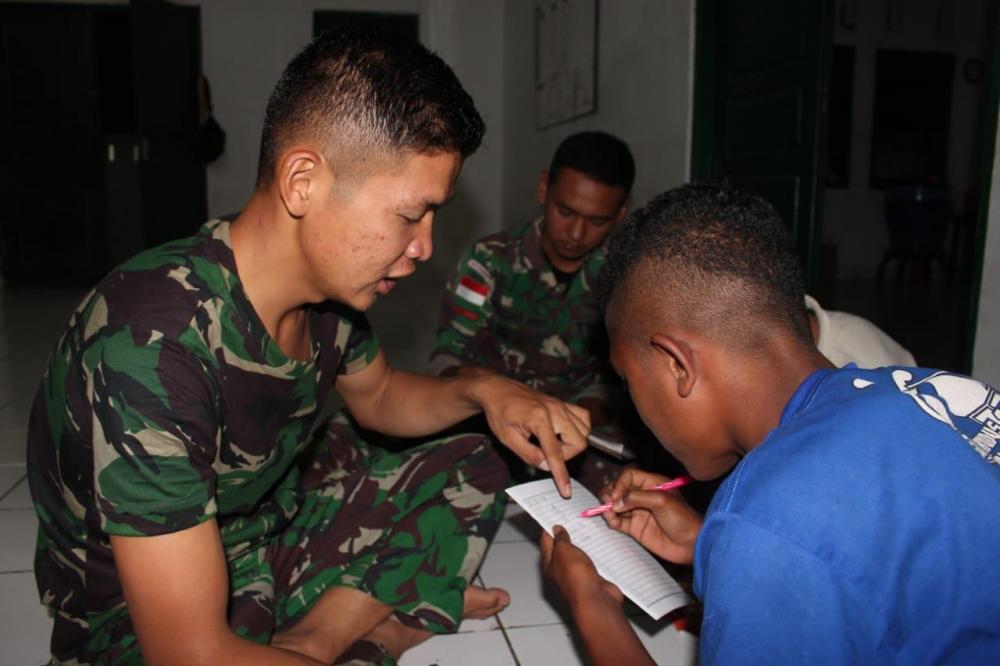 Menunjang Ujian Semester, Satgas Pamtas RI-RDTL Yonif 132/BS, Berikan Bimbingan Belajar Bersama Anak Perbatasan 