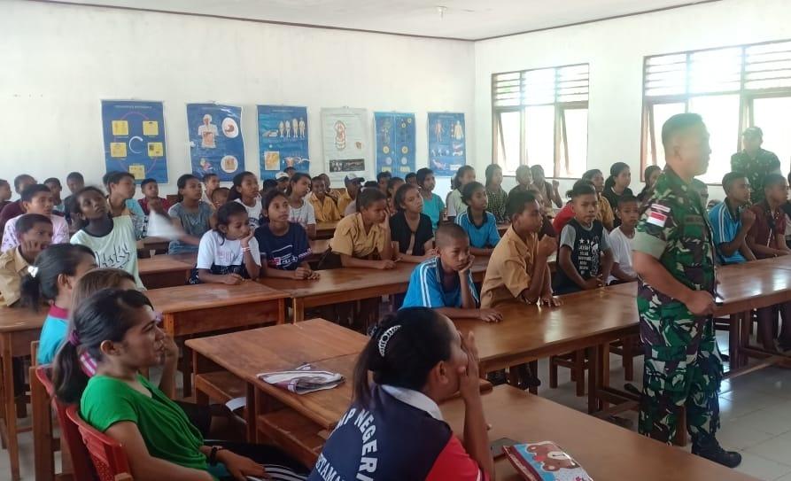 Cegah Bahaya Narkoba, Satgas Pamtas RI-RDTL Yonif 132/BS, Beri Penyuluhan Narkoba di Sekolah Perbatasan .