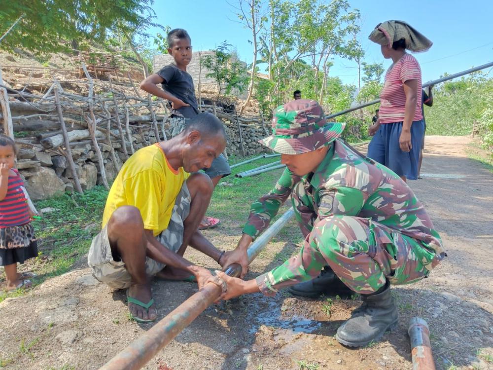 Atasi Kesulitan Masyarakat, Satgas Pamtas RI-RDTL Yonif 132/BS, Pasang Pipa Saluran Air Bersih Untuk Masyarakat Perbatasan .
