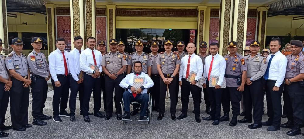 Kapolres Kampar Berikan Penghargaan Kepada 6 Anggota Berprestasi dan Berdedikasi Tinggi