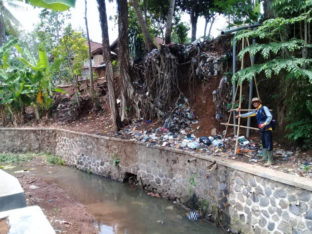 Tumpukan Sampah Cemari Sungai Di Kota Banjar
