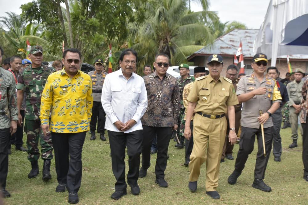 Didampingi Bupati Kampar, Menteri Agraria dan TR Sofyan A. Djalil Serahkan Sertifikat TORA Sinama Nenek
