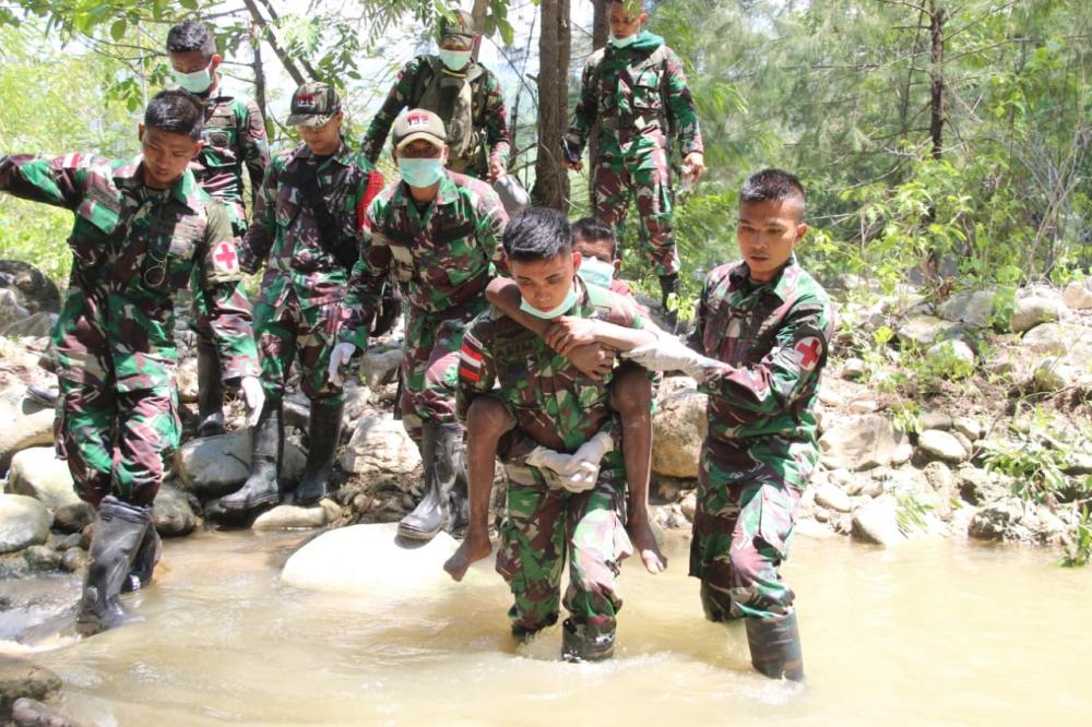 Suka Cita Natal, Satgas Pamtas RI-RDTL Yonif 132/BS, Peduli Kemanusiaan Evakusi Kakek Paulus Penderita Sakit Kusta di Perbatasan .