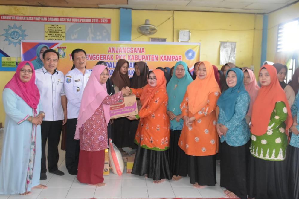 Pelukan Anak Yatim Tandai Kunjungan Ketua TP PKK Kampar ke Panti Asuhan Putri kuok