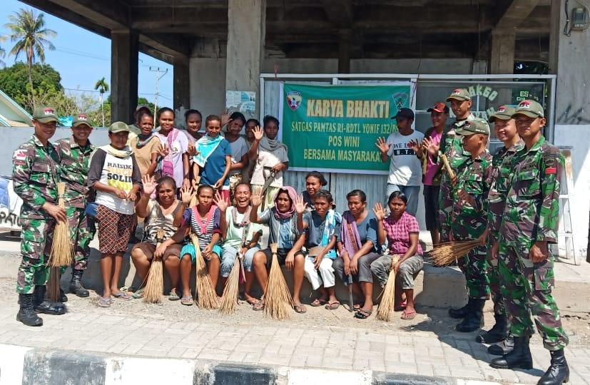 Jalin Kebersamaan Dengan Masyarakat Perbatasan, Satgas Pamtas RI-RDTL Yonif 132/BS, Karya Bakti Bersama di Desa Humusa Wini.